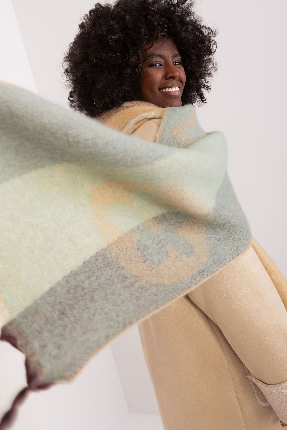 Oppdag vårt utvalg av stilfulle  Sjal - AT til dame i ulike størrelser og kvalitetsmaterialer – perfekte til jobb; fritid og alle dager. Rask levering og gode priser hos MS Stylehaven. se mer!