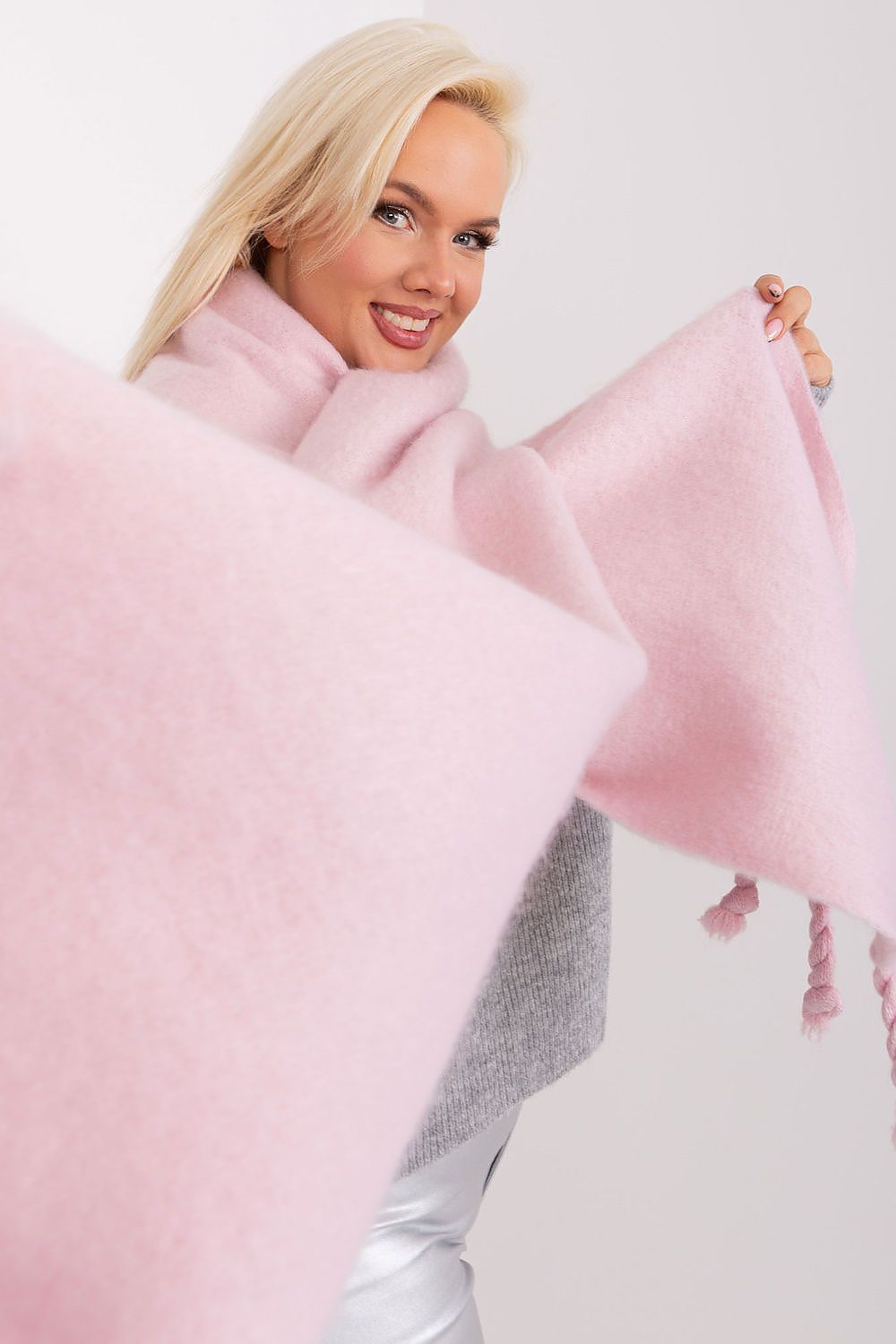 Oppdag vårt utvalg av stilfulle  Sjal - AT til dame i ulike størrelser og kvalitetsmaterialer – perfekte til jobb; fritid og alle dager. Rask levering og gode priser hos MS Stylehaven. se mer!