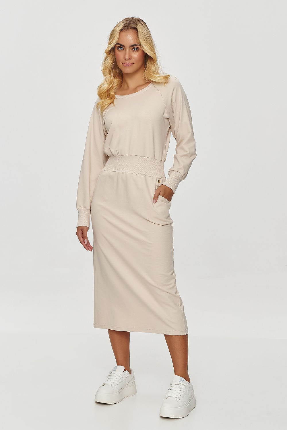 Dagkjole Makadamia til dame fra MS StyleHaven; laget av Bomull; farge beige; størrelse 36; med long ermer; midi lengde; kjolestil sweater; perfekt til casual; dress