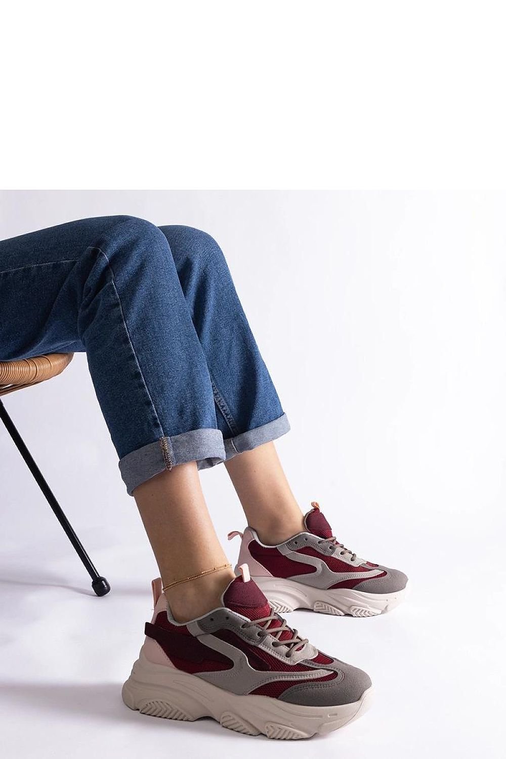 Milenka Hurtado Burgunder og Grå dame sneakers til dame fra MS StyleHaven, laget av Viskose; polyester; Polyamid, med detaljer i synthetic; rubber, farge Vinrød, størrelse 36, med long ermer, hælhøyde low; flat, skostørrelse 36; 37; 38; 39; 40; 41, perfekt til casual; dress