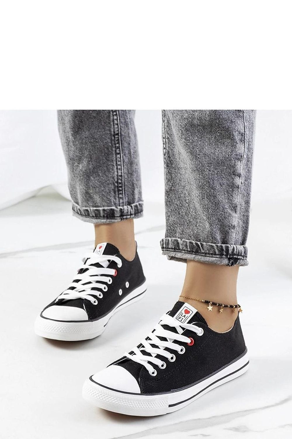 Kolind svarte joggesko til dame til dame fra MS StyleHaven, laget av Viskose; polyester; Polyamid, med detaljer i rubber; canvas, farge Svart, størrelse 36, med long ermer, hælhøyde flat, skostørrelse 36; 37; 38; 39; 40; 41, perfekt til casual