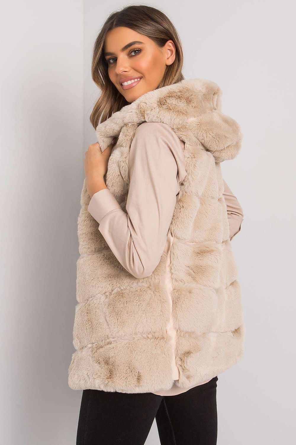 Oppdag vårt utvalg av stilfulle Beige Gilet Och Bella til dame i ulike størrelser og kvalitetsmaterialer – perfekte til jobb; fritid og alle dager. Rask levering og gode priser hos MS Stylehaven. se mer!