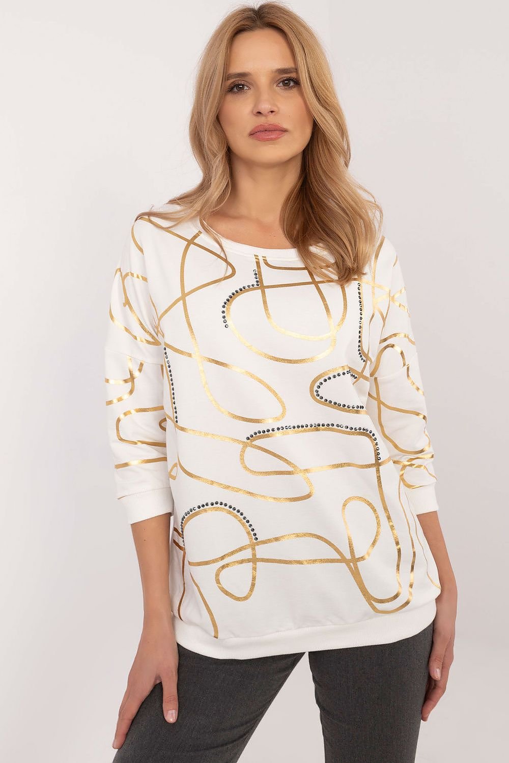 Stylish women’s blouses and cozy sweaters for every season. From light and elegant tops to warm, knitted classics – silk blouses with vibrant prints. bluser og gensere for dame – fra lette og elegante topper til varme og myke strikkegensere.
