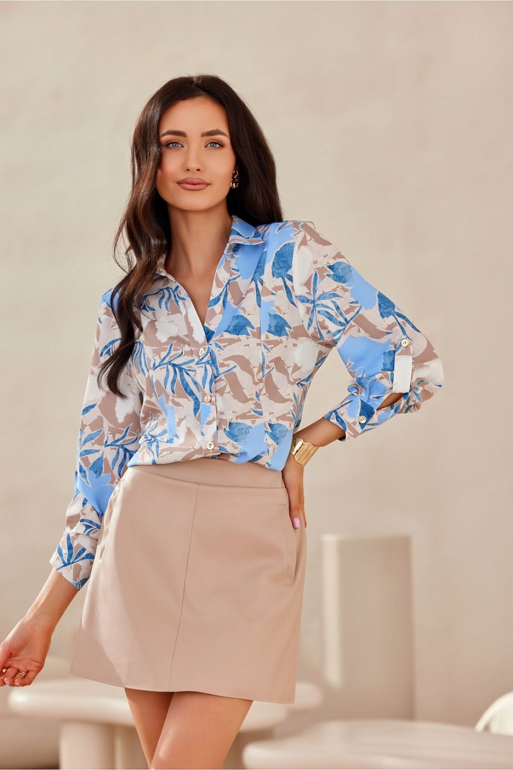 Skjorter til dame – klassiske og moderne stiler for jobb, hverdag og spesielle anledninger. Women’s shirts – classic and modern styles for work, everyday wear, and special occasions.
