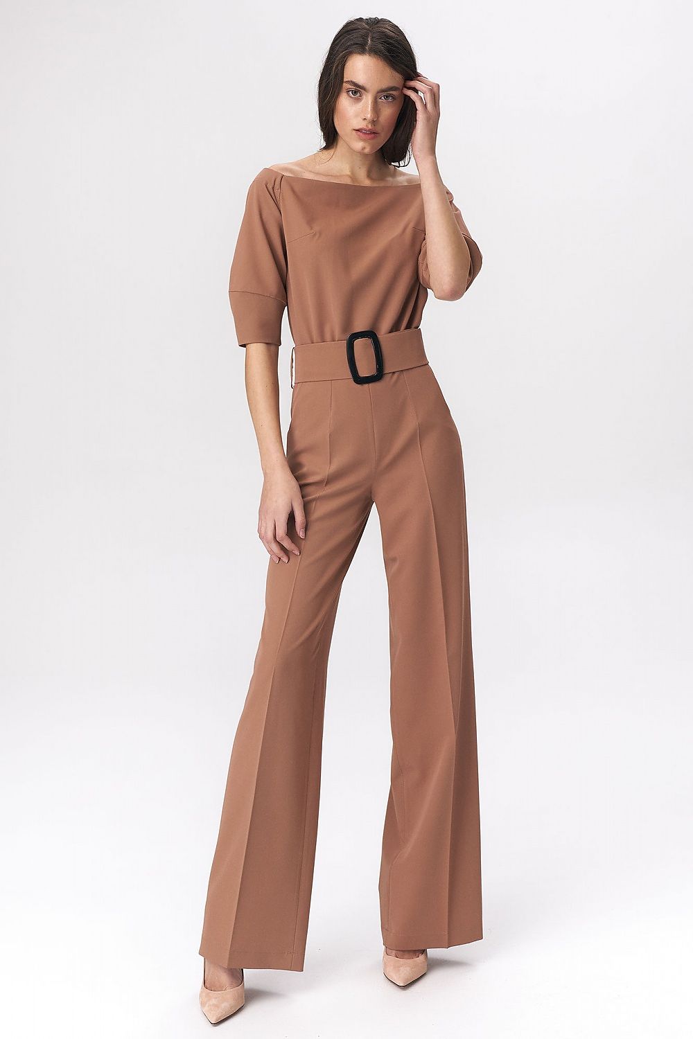 Nife Collection: Dresses, tops, pants, outerwear & more. Feminine, modern, and versatile fashion for woman in every season. summer, autumn, spring and winter. Utforsk Nife-kolleksjonen: Kjoler, topper, bukser og jakker. Feminin og moderne mote 
