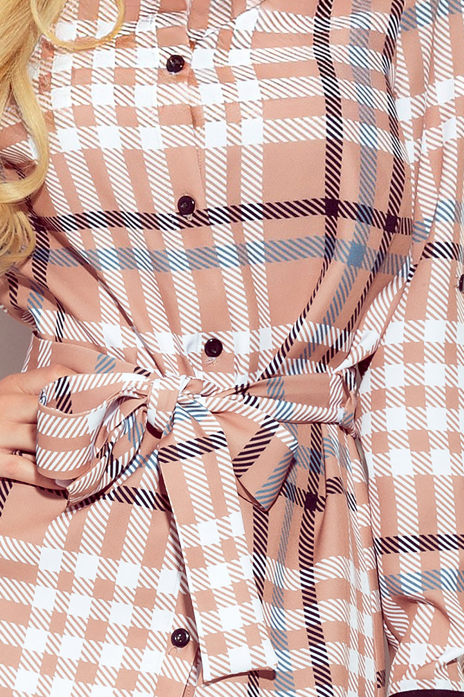 Limited Edition Beige og hvit rutete skjortekjole med svarte mansjetter – allsidig og stilig til dame fra MS StyleHaven, laget av polyester, farge beige 2, størrelse XL, med long ermer, perfekt til casual; dress