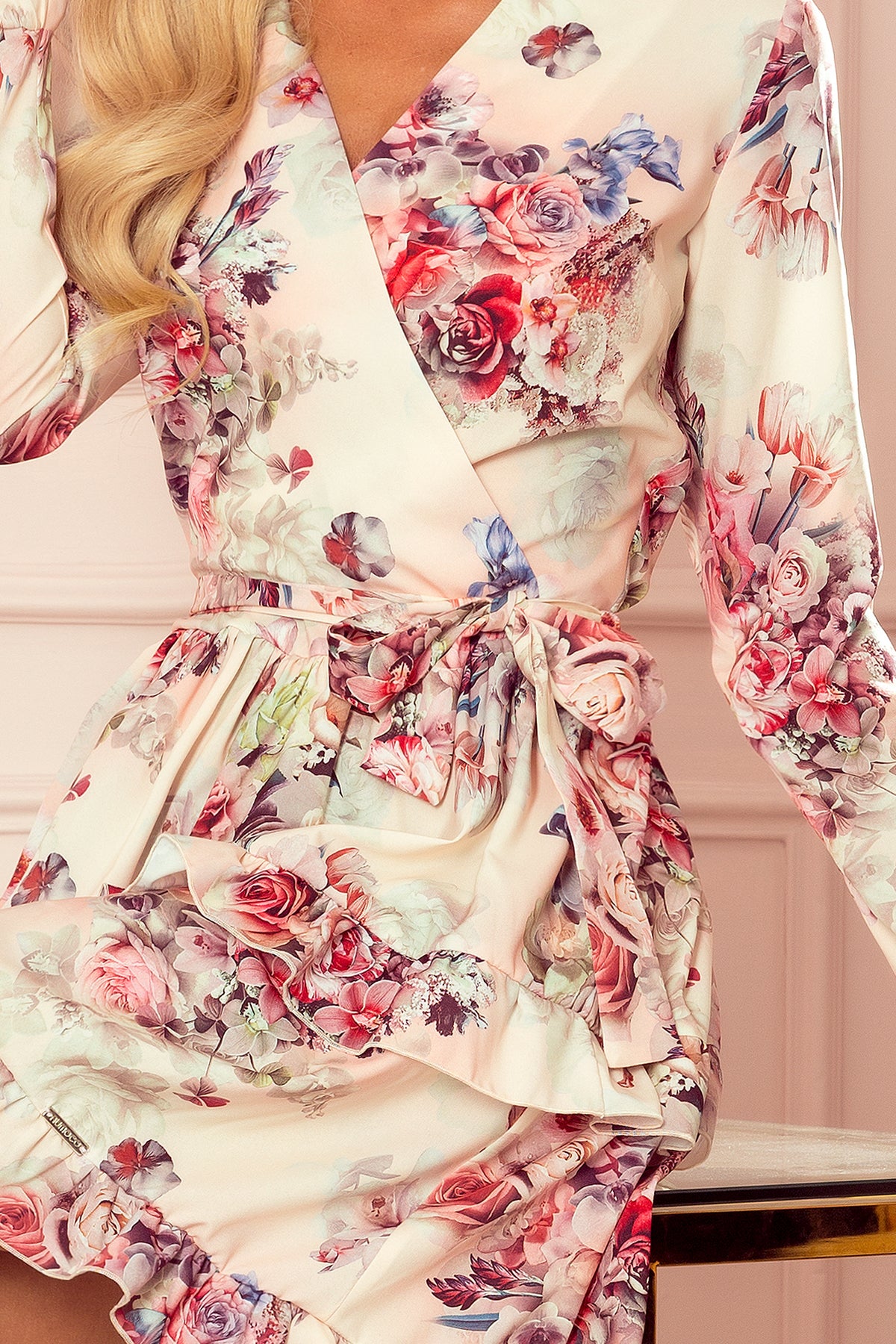 Caroline blomsterkjole – feminin eleganse med volanger og konvolutthals til dame fra MS StyleHaven, laget av polyester, farge Flerfarget, størrelse XL, med long; 3-4 ermer, perfekt til casual; dress
