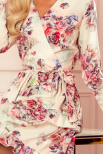 Caroline blomsterkjole – feminin eleganse med volanger og konvolutthals til dame fra MS StyleHaven, laget av polyester, farge Flerfarget, størrelse XL, med long; 3-4 ermer, perfekt til casual; dress