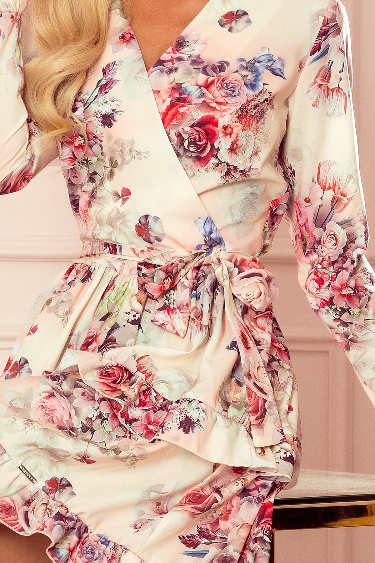 Caroline blomsterkjole – feminin eleganse med volanger og konvolutthals til dame fra MS StyleHaven, laget av polyester, farge Flerfarget, størrelse XL, med long; 3-4 ermer, perfekt til casual; dress