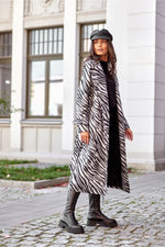 Lang beltejakke med klassisk snitt - Roco Fashion fra MS StyleHaven, størrelse 38, med long, bukselengde long, kjolelengde mini, kjolestil sheath