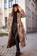 Lang beltejakke med klassisk snitt - Roco Fashion fra MS StyleHaven, størrelse 38, med long, bukselengde long, kjolelengde mini, kjolestil sheath