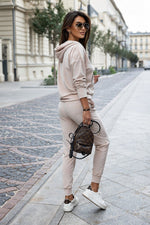 Oppdag vårt utvalg av stilfulle Beige Sett IVON til dame i ulike størrelser og kvalitetsmaterialer – perfekte til jobb; fritid og alle dager. Rask levering og gode priser hos MS Stylehaven. se mer!