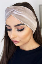 Oppdag vårt utvalg av stilfulle  Pannebånd IVON til dame i ulike størrelser og kvalitetsmaterialer – perfekte til jobb, fritid og alle dager. Rask levering og gode priser hos MS Stylehaven. se mer!