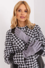 Oppdag vårt utvalg av stilfulle Fiolett Hansker - AT til dame i ulike størrelser og kvalitetsmaterialer – perfekte til jobb; fritid og alle dager. Rask levering og gode priser hos MS Stylehaven. se mer!