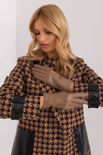 Oppdag vårt utvalg av stilfulle Beige Hansker - AT til dame i ulike størrelser og kvalitetsmaterialer – perfekte til jobb; fritid og alle dager. Rask levering og gode priser hos MS Stylehaven. se mer!