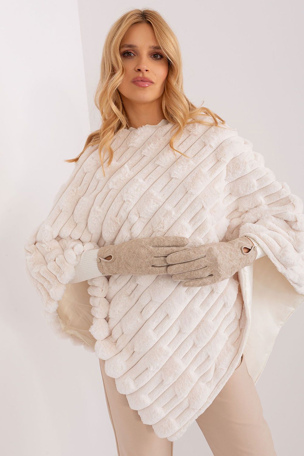 Oppdag vårt utvalg av stilfulle Beige Hansker - AT til dame i ulike størrelser og kvalitetsmaterialer – perfekte til jobb; fritid og alle dager. Rask levering og gode priser hos MS Stylehaven. se mer!