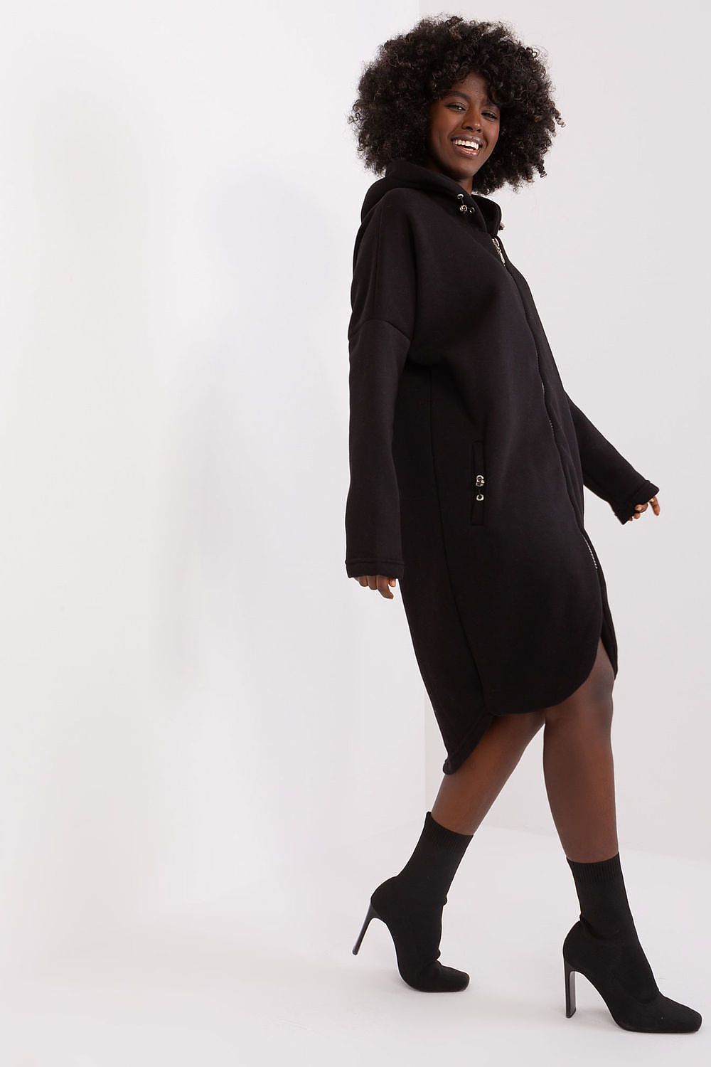 Oppdag vårt utvalg av stilfulle Marineblå Genser - Relevans til dame i ulike størrelser og kvalitetsmaterialer – perfekte til jobb; fritid og alle dager. Rask levering og gode priser hos MS Stylehaven. se mer!