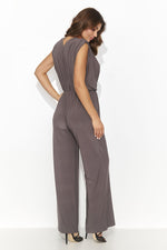 Jumpsuit Numinou til dame fra MS StyleHaven; laget av polyester; farge Brun; stÃ¸rrelse 40/42; med sleeveless ermer; perfekt til casual; dress