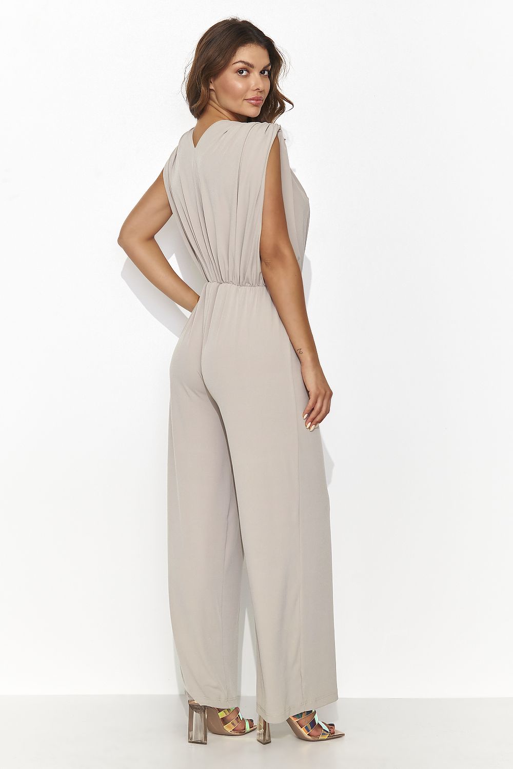 Jumpsuit Numinou til dame fra MS StyleHaven; laget av polyester; farge beige; stÃ¸rrelse 36/38; med sleeveless ermer; perfekt til casual; dress