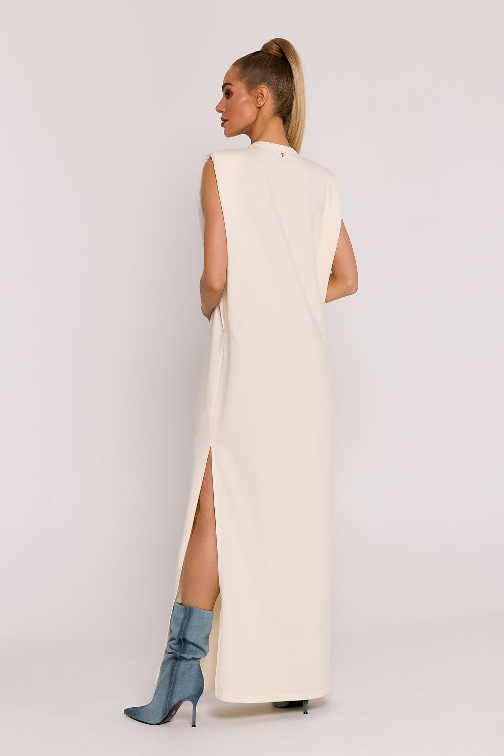 Strikket maxikjole med skulderputer - Moe til dame fra MS StyleHaven, laget av Bomull, farge beige, størrelse M, med sleeveless ermer, perfekt til dress