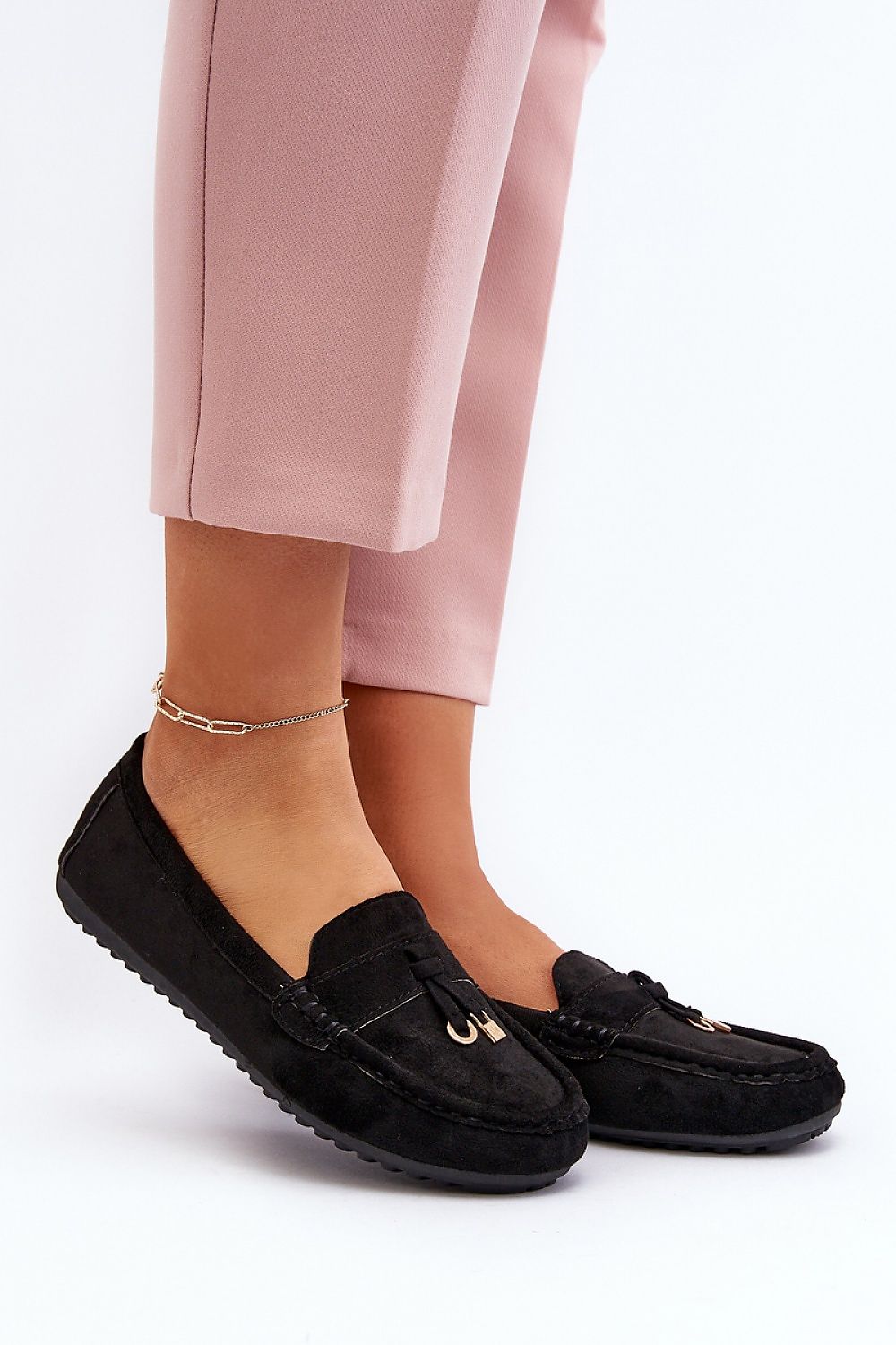 Mocassin Step in Style til dame fra MS StyleHaven, laget av polyester, med detaljer i suede; faux-leather, farge Svart, størrelse 36, med long ermer, hælhøyde low; flat, skostørrelse 36; 37; 38; 39; 40; 41, perfekt til casual