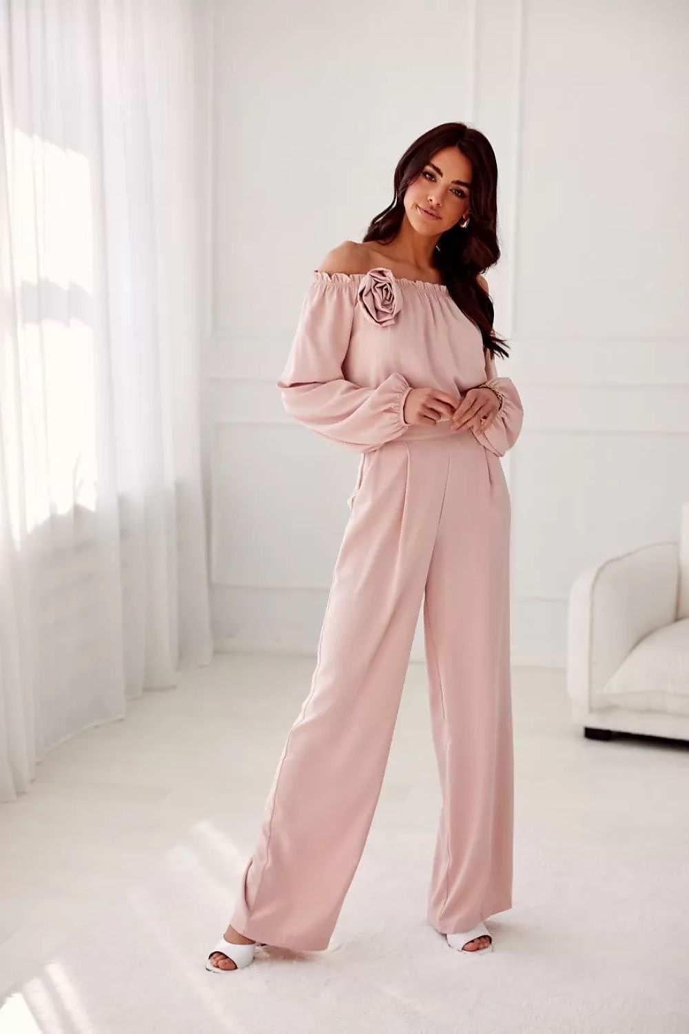 Off-shoulder satengbluse med blomsterdetalj- Roco Fashion fra MS StyleHaven, størrelse 38, med long, bukselengde long, kjolelengde maxi, kjolestil flared; sheath