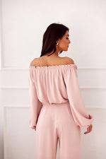 Off-shoulder satengbluse med blomsterdetalj- Roco Fashion fra MS StyleHaven, størrelse 40, med long, bukselengde long, kjolelengde maxi, kjolestil flared; sheath