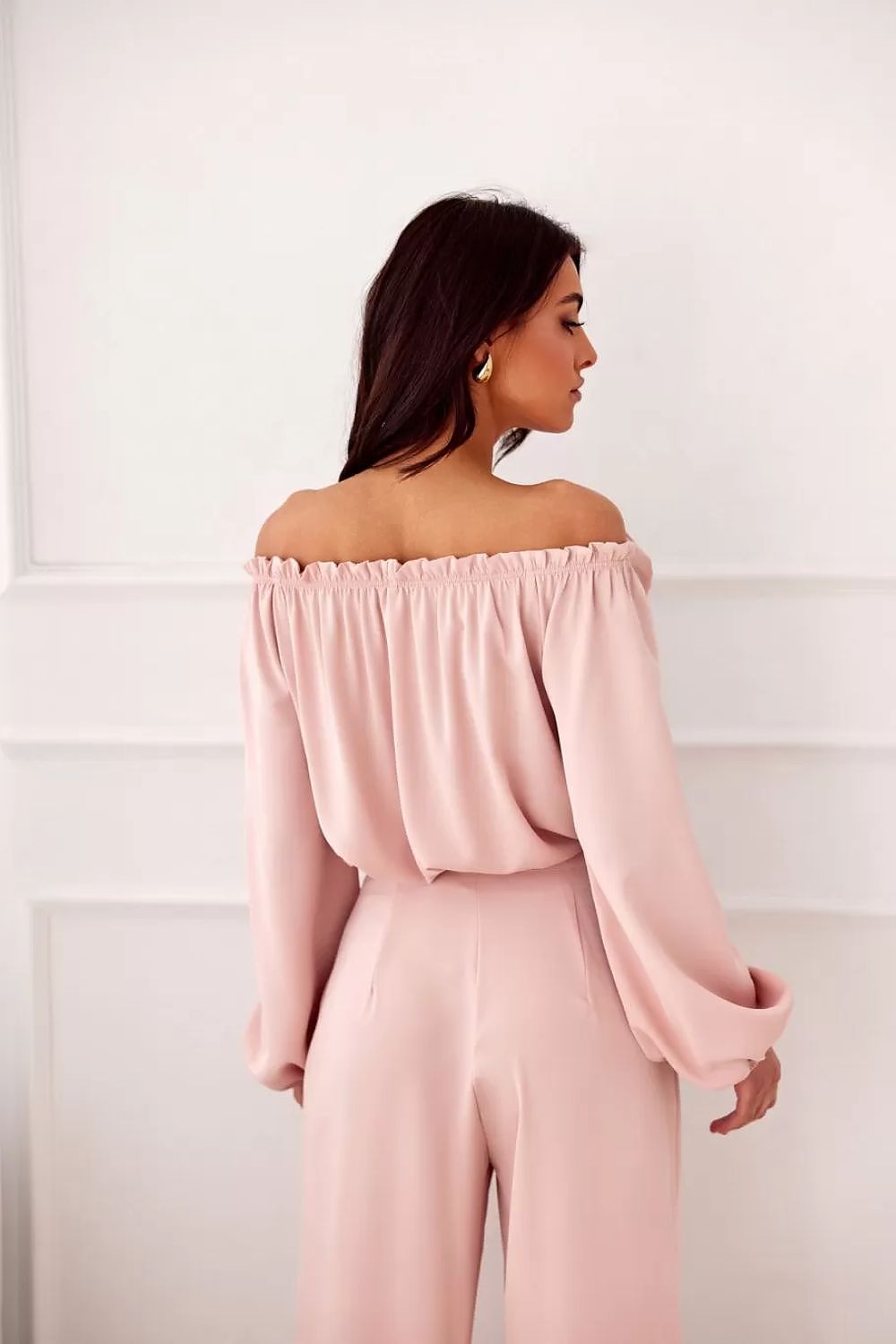 Off-shoulder satengbluse med blomsterdetalj- Roco Fashion fra MS StyleHaven, størrelse 40, med long, bukselengde long, kjolelengde maxi, kjolestil flared; sheath