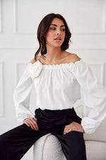 Off-shoulder satengbluse med blomsterdetalj- Roco Fashion fra MS StyleHaven, størrelse 36, med long, bukselengde long, kjolelengde maxi, kjolestil flared; sheath