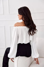 Off-shoulder satengbluse med blomsterdetalj- Roco Fashion fra MS StyleHaven, størrelse 40, med long, bukselengde long, kjolelengde maxi, kjolestil flared; sheath