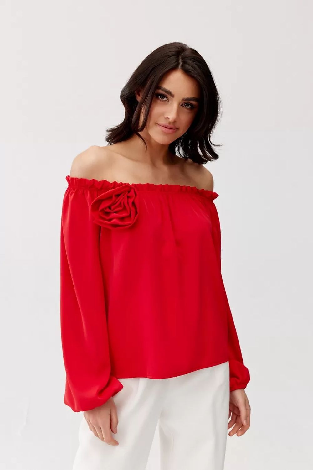 Off-shoulder satengbluse med blomsterdetalj- Roco Fashion fra MS StyleHaven, størrelse 36, med long, bukselengde long, kjolelengde maxi, kjolestil flared; sheath