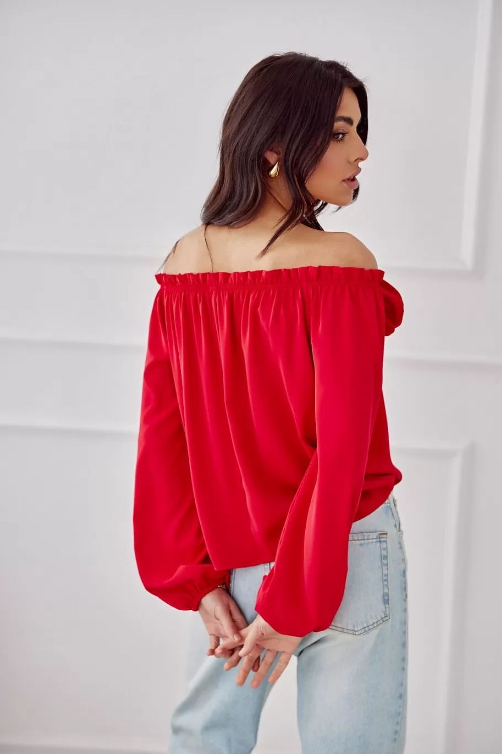 Off-shoulder satengbluse med blomsterdetalj- Roco Fashion fra MS StyleHaven, størrelse 38, med long, bukselengde long, kjolelengde maxi, kjolestil flared; sheath