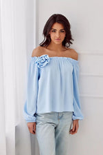 Off-shoulder satengbluse med blomsterdetalj- Roco Fashion fra MS StyleHaven, størrelse 40, med long, bukselengde long, kjolelengde maxi, kjolestil flared; sheath