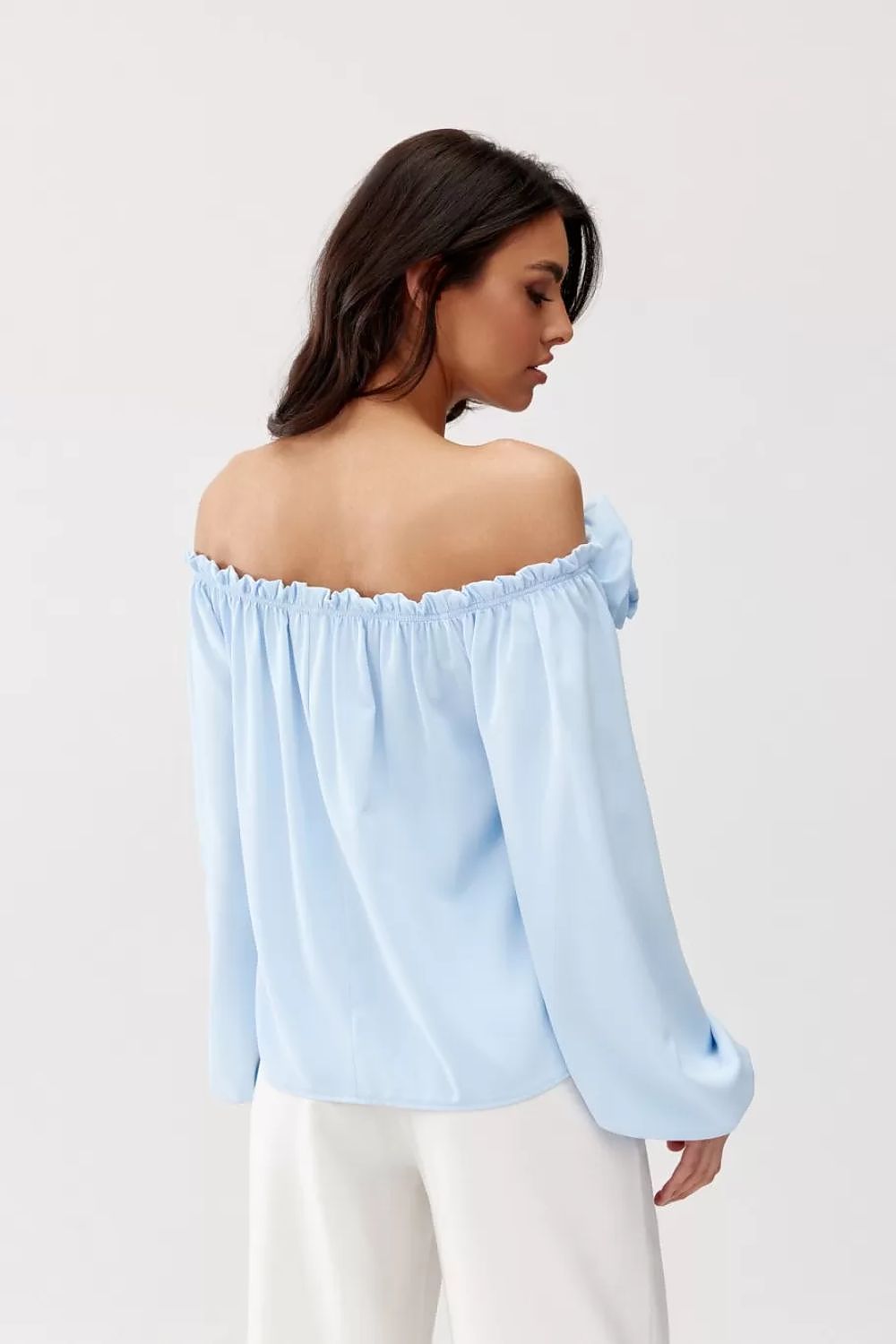 Off-shoulder satengbluse med blomsterdetalj- Roco Fashion fra MS StyleHaven, størrelse 36, med long, bukselengde long, kjolelengde maxi, kjolestil flared; sheath
