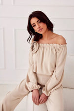 Off-shoulder satengbluse med blomsterdetalj- Roco Fashion fra MS StyleHaven, størrelse 38, med long, bukselengde long, kjolelengde maxi, kjolestil flared; sheath