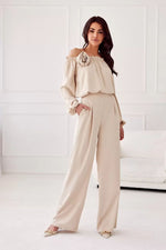 Off-shoulder satengbluse med blomsterdetalj- Roco Fashion fra MS StyleHaven, størrelse 40, med long, bukselengde long, kjolelengde maxi, kjolestil flared; sheath