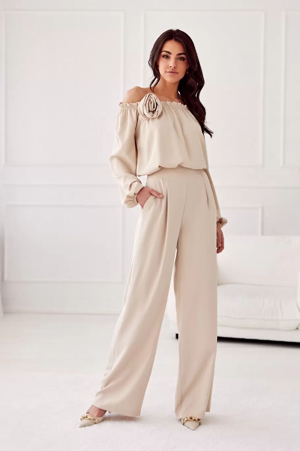 Off-shoulder satengbluse med blomsterdetalj- Roco Fashion fra MS StyleHaven, størrelse 40, med long, bukselengde long, kjolelengde maxi, kjolestil flared; sheath
