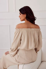 Off-shoulder satengbluse med blomsterdetalj- Roco Fashion fra MS StyleHaven, størrelse 36, med long, bukselengde long, kjolelengde maxi, kjolestil flared; sheath