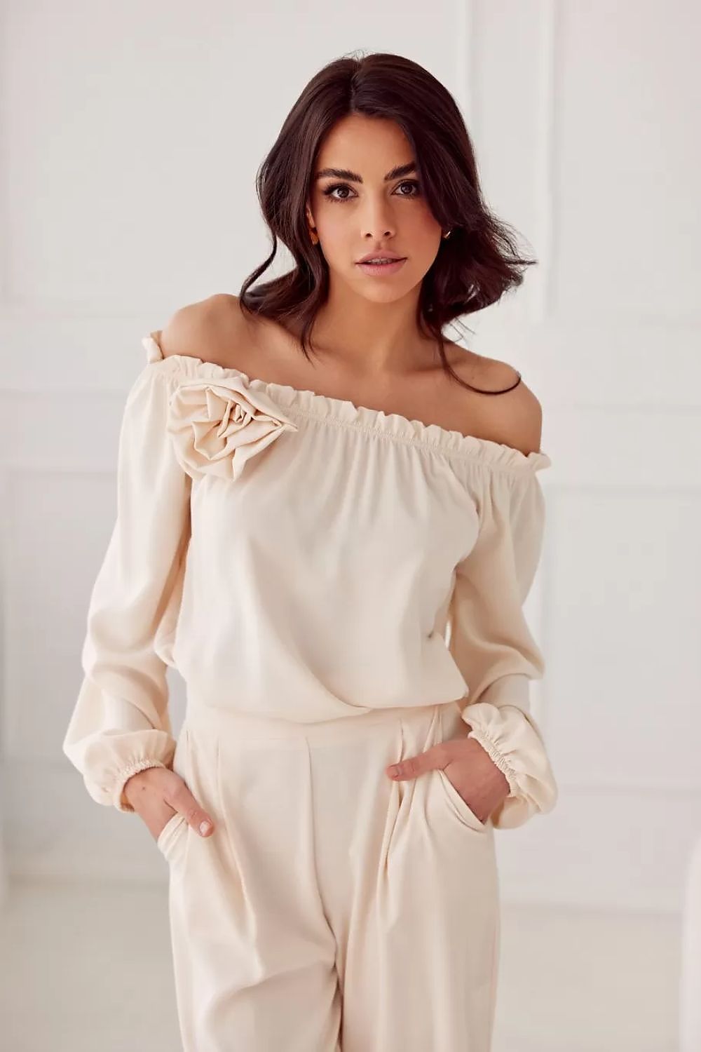 Off-shoulder satengbluse med blomsterdetalj- Roco Fashion fra MS StyleHaven, størrelse 38, med long, bukselengde long, kjolelengde maxi, kjolestil flared; sheath