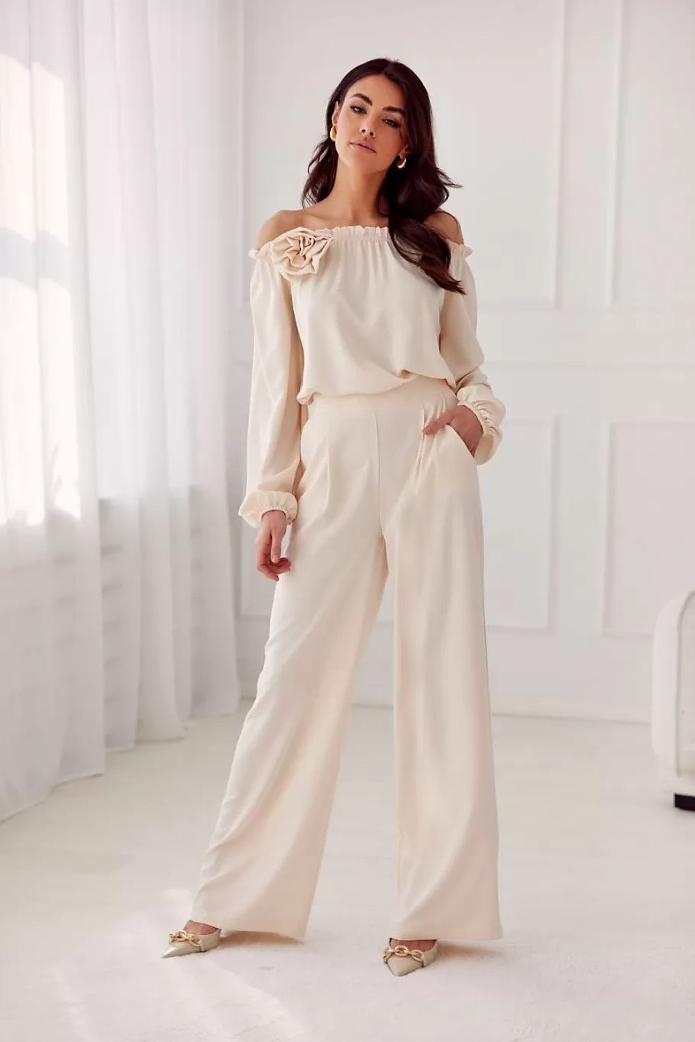 Off-shoulder satengbluse med blomsterdetalj- Roco Fashion fra MS StyleHaven, størrelse 40, med long, bukselengde long, kjolelengde maxi, kjolestil flared; sheath