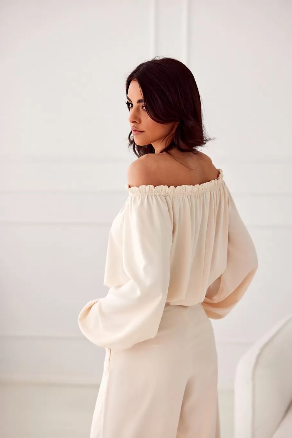 Off-shoulder satengbluse med blomsterdetalj- Roco Fashion fra MS StyleHaven, størrelse 36, med long, bukselengde long, kjolelengde maxi, kjolestil flared; sheath
