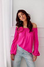 Off-shoulder satengbluse med blomsterdetalj- Roco Fashion fra MS StyleHaven, størrelse 38, med long, bukselengde long, kjolelengde maxi, kjolestil flared; sheath