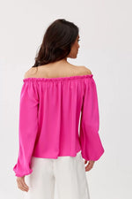 Off-shoulder satengbluse med blomsterdetalj- Roco Fashion fra MS StyleHaven, størrelse 40, med long, bukselengde long, kjolelengde maxi, kjolestil flared; sheath