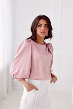 Giana Sateng Bluse med dekorativ rose - Roco Fashion fra MS StyleHaven, størrelse 38, bukselengde long, kjolelengde maxi, kjolestil flared; sheath