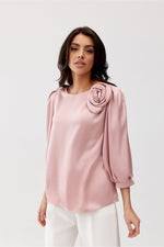 Giana Sateng Bluse med dekorativ rose - Roco Fashion fra MS StyleHaven, størrelse 42, bukselengde long, kjolelengde maxi, kjolestil flared; sheath