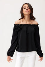 Off-shoulder satengbluse med blomsterdetalj- Roco Fashion fra MS StyleHaven, størrelse 36, med long, bukselengde long, kjolelengde maxi, kjolestil flared; sheath