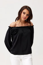 Off-shoulder satengbluse med blomsterdetalj- Roco Fashion fra MS StyleHaven, størrelse 38, med long, bukselengde long, kjolelengde maxi, kjolestil flared; sheath