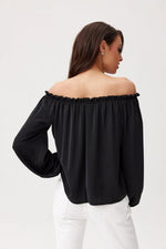 Off-shoulder satengbluse med blomsterdetalj- Roco Fashion fra MS StyleHaven, størrelse 40, med long, bukselengde long, kjolelengde maxi, kjolestil flared; sheath