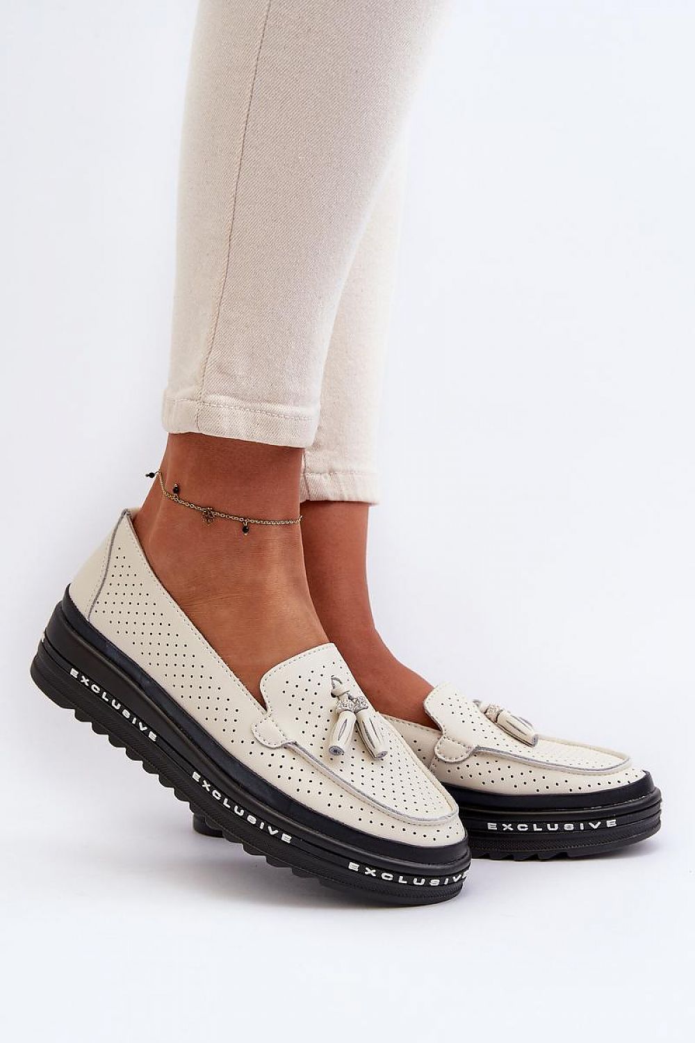Mocassin Step in Style til dame fra MS StyleHaven, laget av polyester, med detaljer i leather, farge beige, størrelse 36, med long ermer, hælhøyde low, skostørrelse 36; 37; 38; 39; 40; 41, perfekt til casual; dress