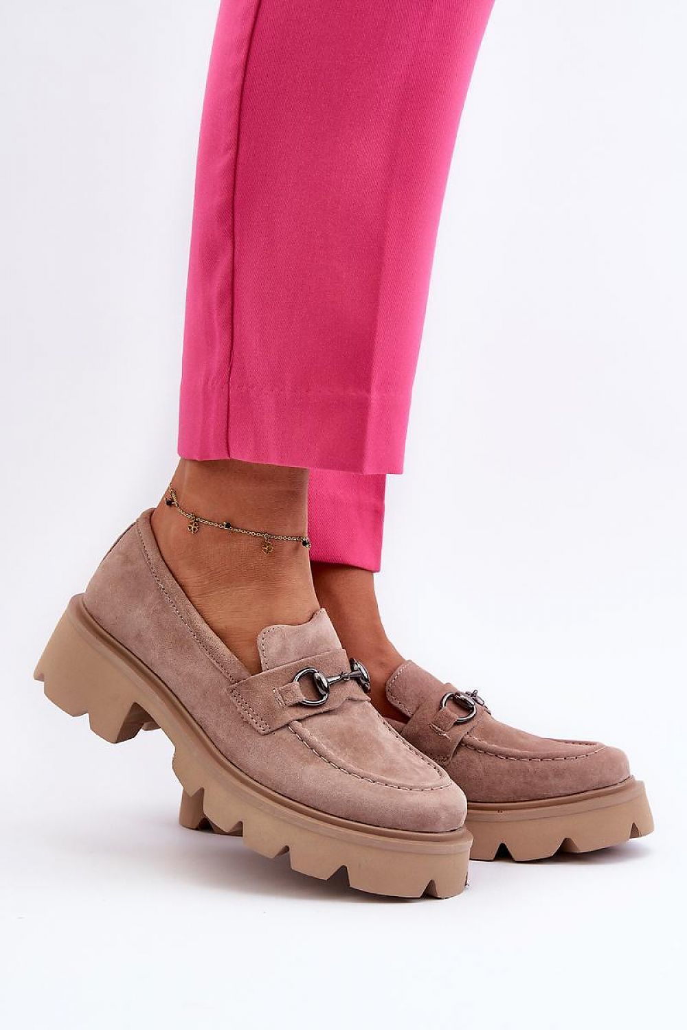 Mocassin Step in Style til dame fra MS StyleHaven, laget av polyester, med detaljer i suede; leather; faux-leather, farge beige, størrelse 36, med 45720 ermer, hælhøyde mid, skostørrelse 36; 37; 38; 39; 40, perfekt til casual; dress